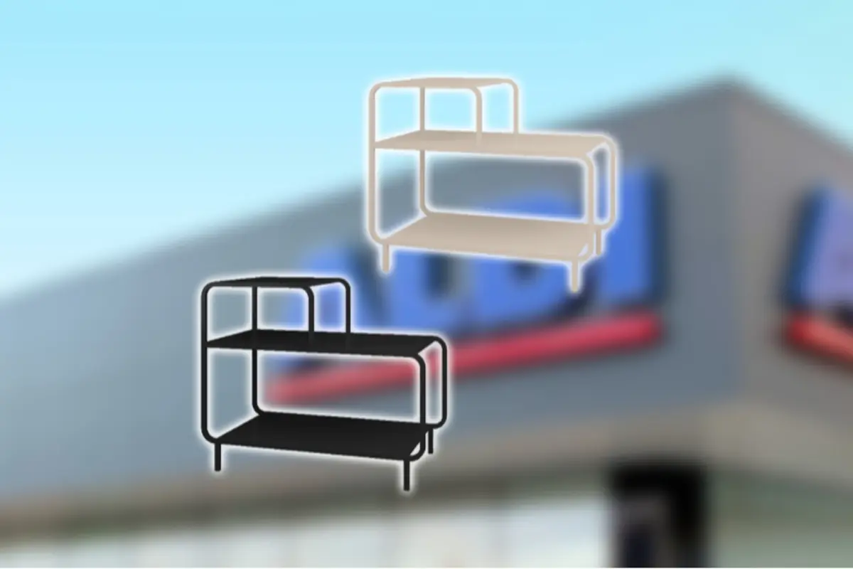 Dos mesitas auxiliares metálicas de dos niveles en color negro y beige sobre un fondo desenfocado de fachada de tienda