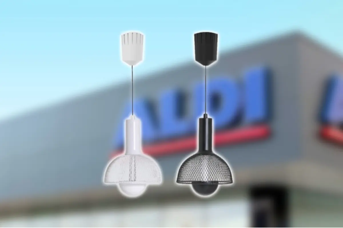 Dos lámparas colgantes modernas en blanco y negro sobre un fondo desenfocado de la fachada de un supermercado Aldi