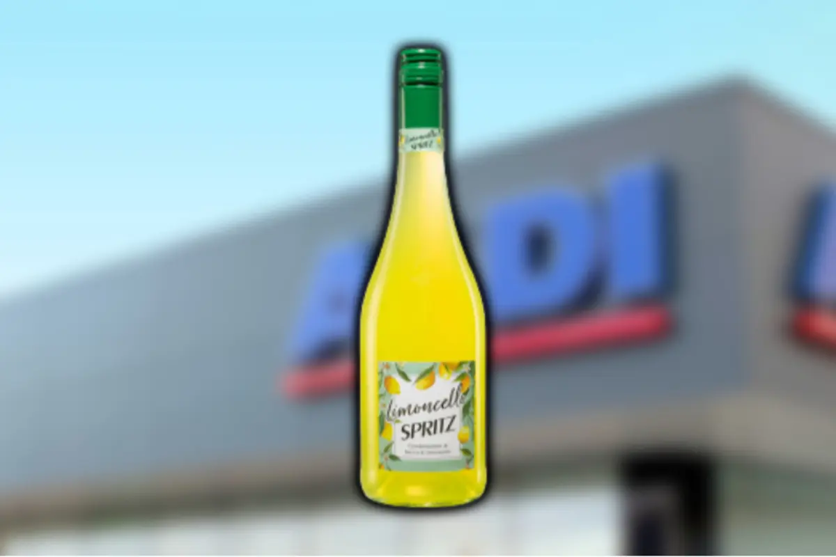 Ampolla groga de Limoncello Spritz davant d’una botiga Aldi desenfocada