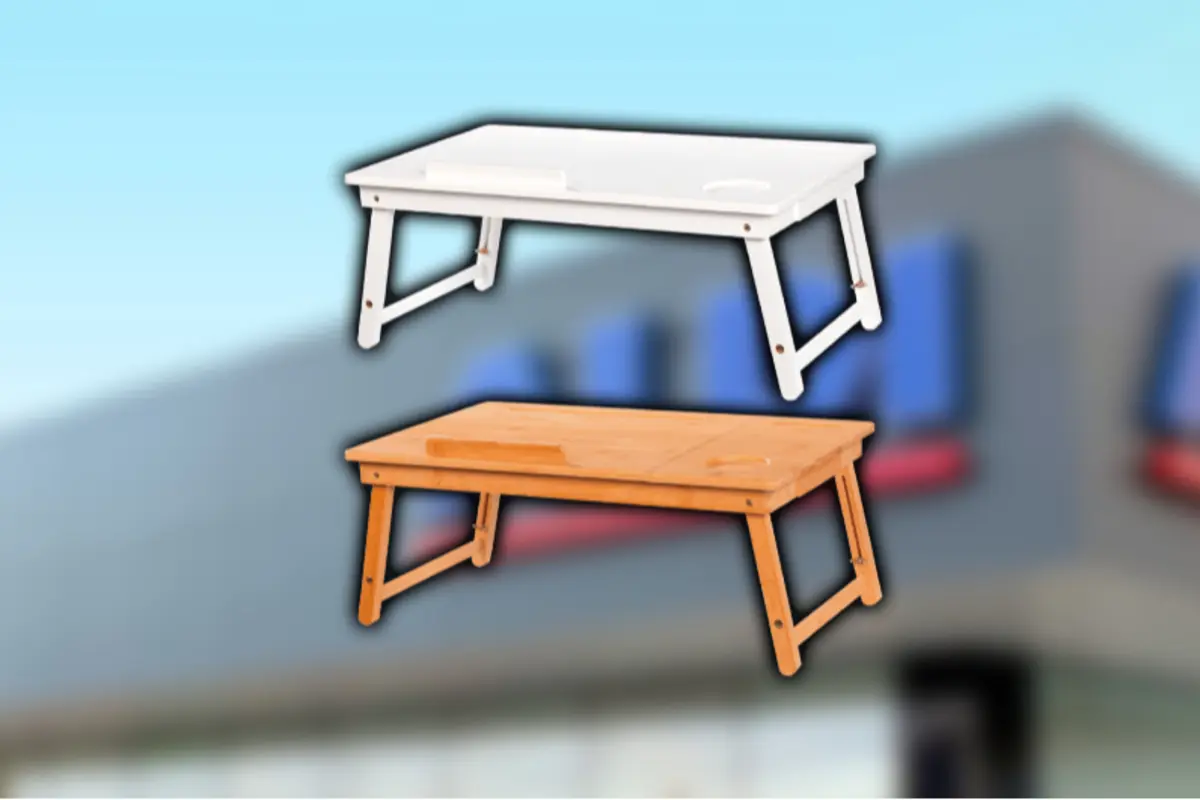 Dues taules portàtils plegables per al llit de color blanc i fusta sobre un fons desenfocat