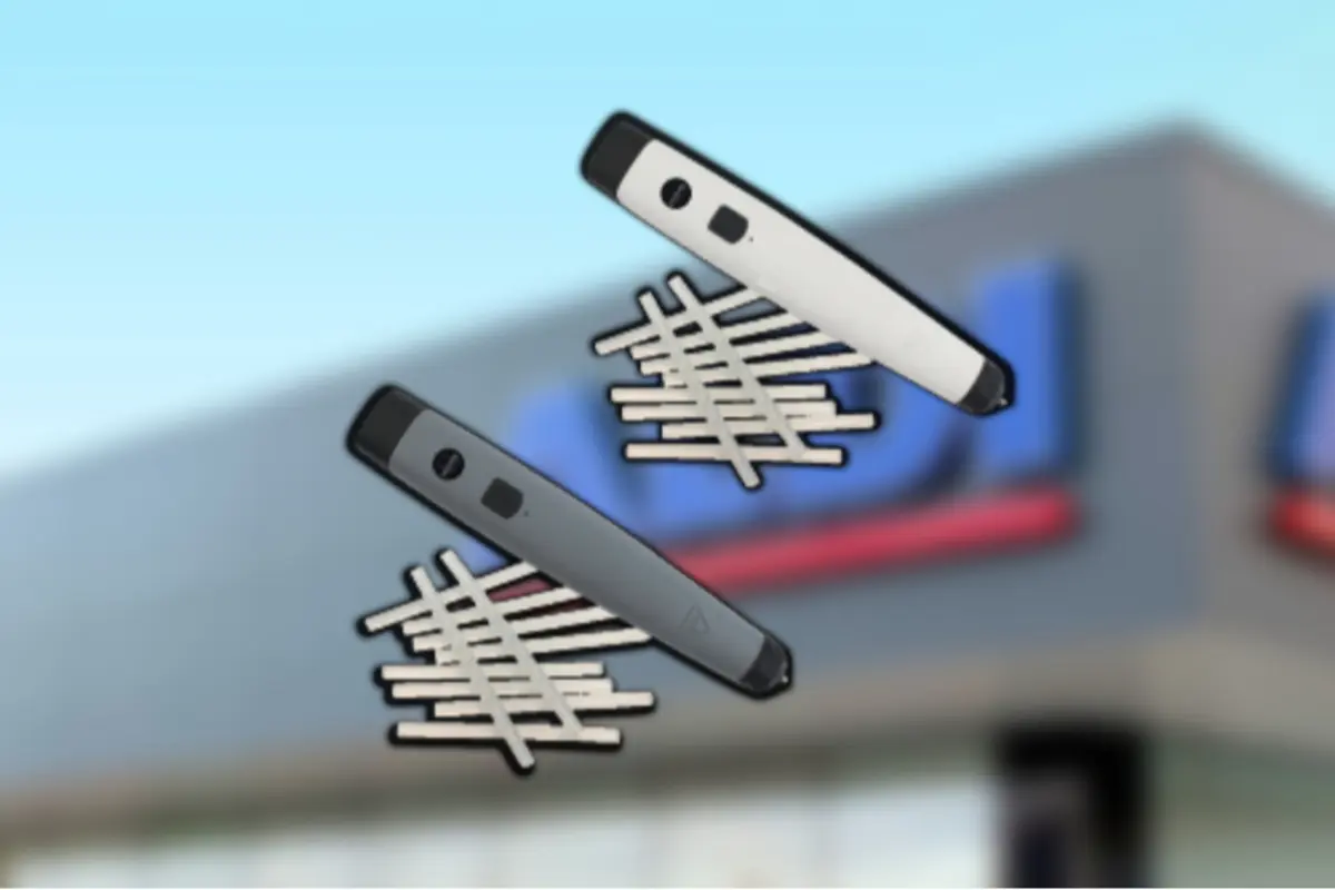 Dos dispositius electrònics portàtils allargats amb diverses tires o cartutxos d’un sol ús sobre un fons difuminat d’edifici comercial