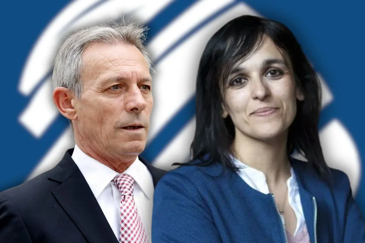 Retrat d’un home gran amb vestit i corbata al costat d’una dona de mitjana edat amb jaqueta blava sobre un fons blau amb formes blanques abstractes