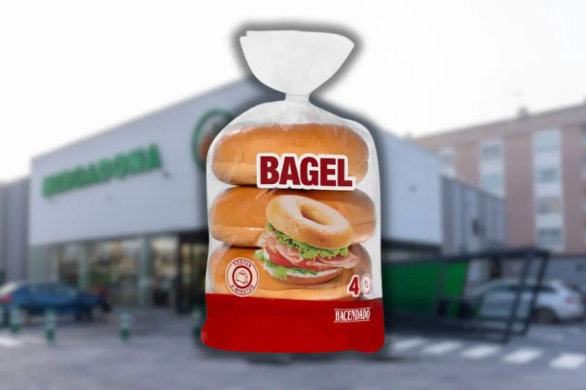 Bolsa de bagels Hacendado de cuatro unidades frente a un supermercado Mercadona