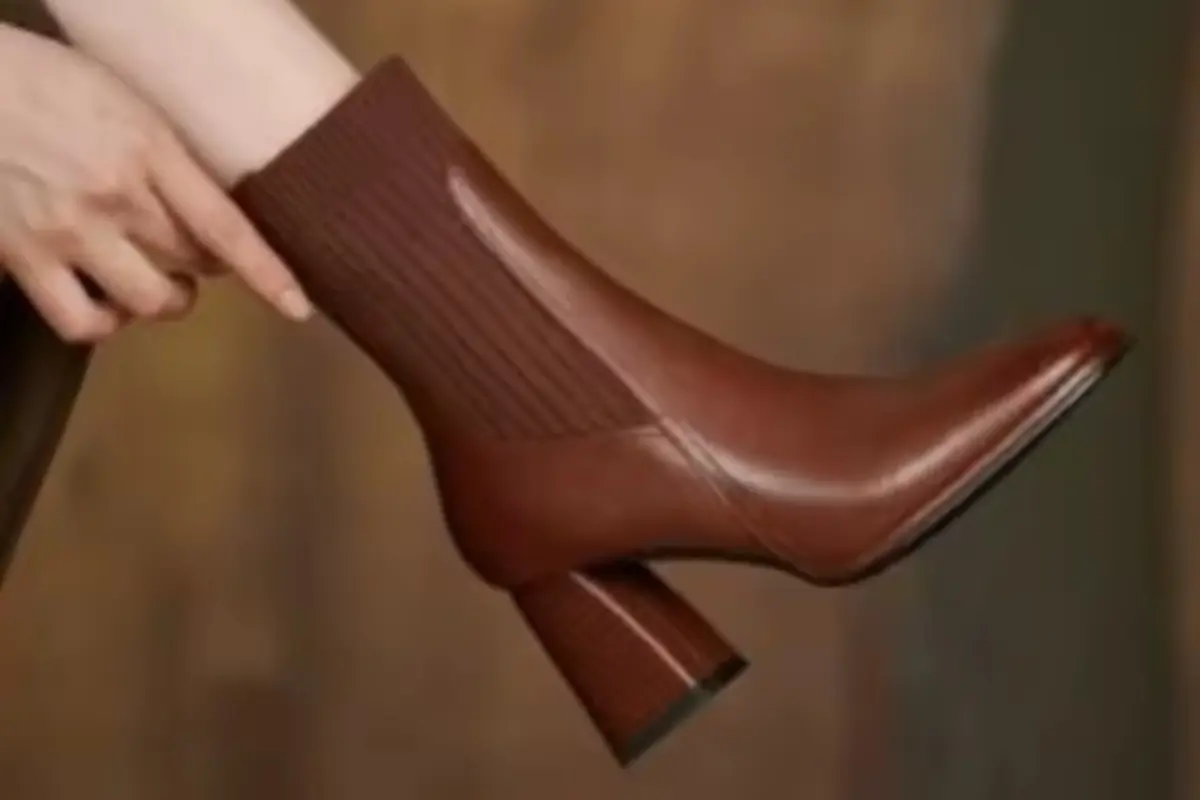 Bota corta de tacón ancho en cuero marrón con caña elástica de punto ajustada al tobillo