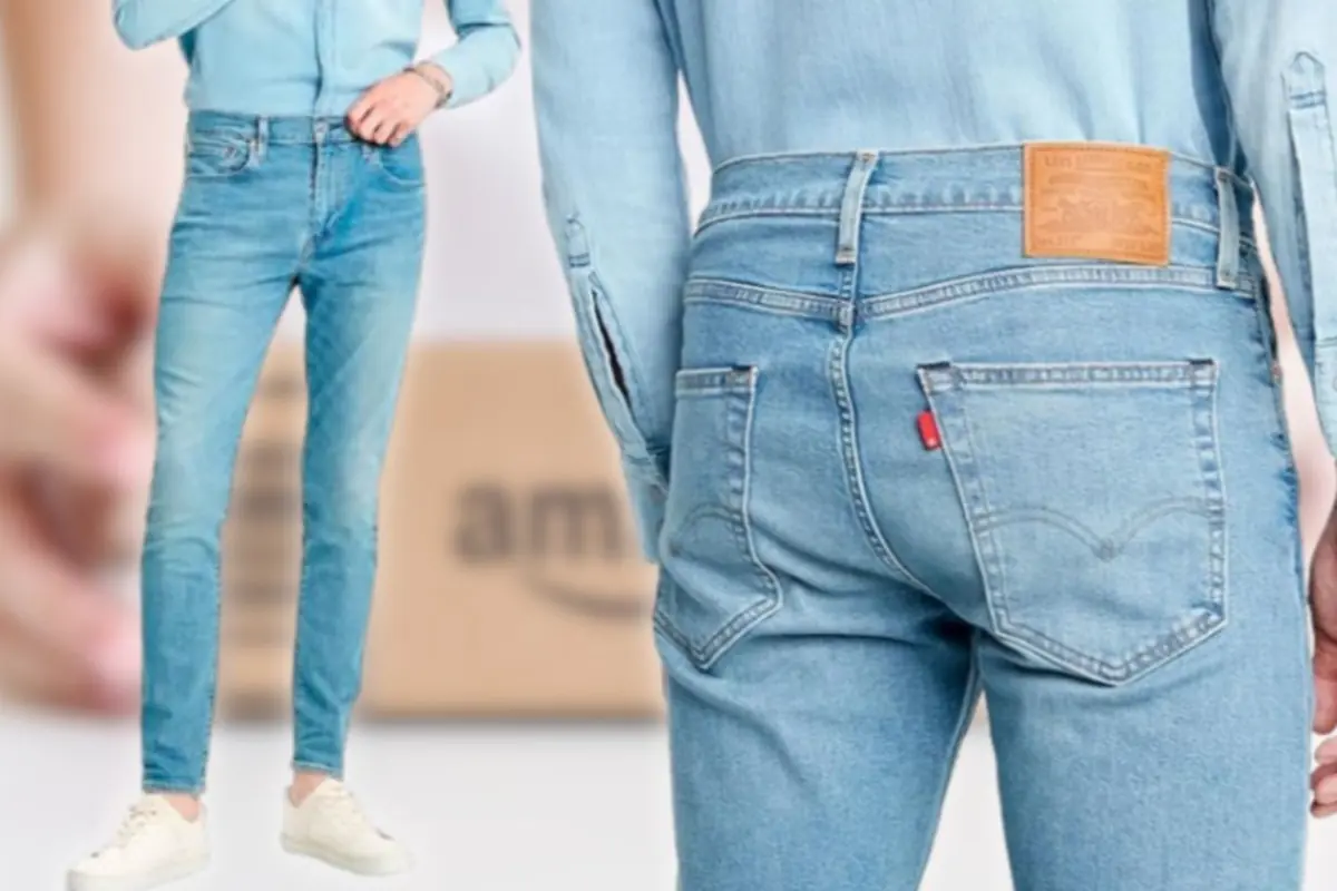 Hombre vistiendo jeans ajustados de mezclilla azul claro vistos de frente y de espaldas con camisa de mezclilla y tenis blancos