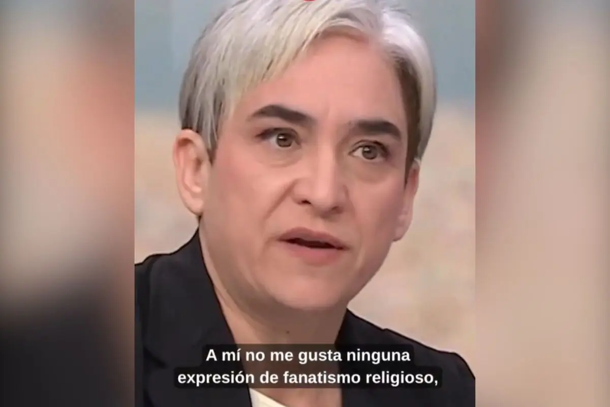 Primer pla d’una persona de cabell curt i encanit parlant en un programa de televisió amb un subtítol que diu A mi no m’agrada cap expressió de fanatisme religiós
