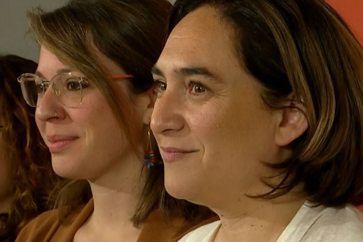 Primer pla de dues dones somrient i mirant cap a la dreta en un ambient interior Primer pla de dues dones somrient i mirant cap a la dreta en un ambient interior