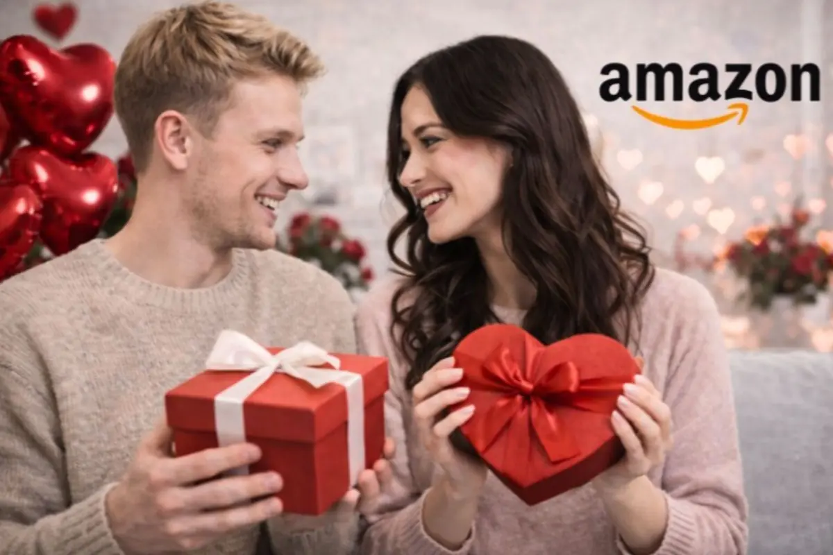 Pareja sonriente intercambiando regalos rojos de San Valentín con globos de corazón y logotipo de Amazon al fondo