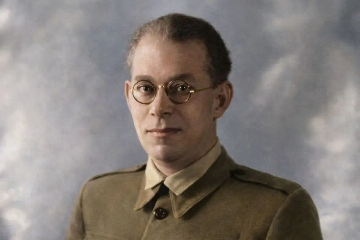 Retrat d’un home, que és Emilio Mola Vidal, amb ulleres rodones vestint uniforme militar marró sobre fons neutre.