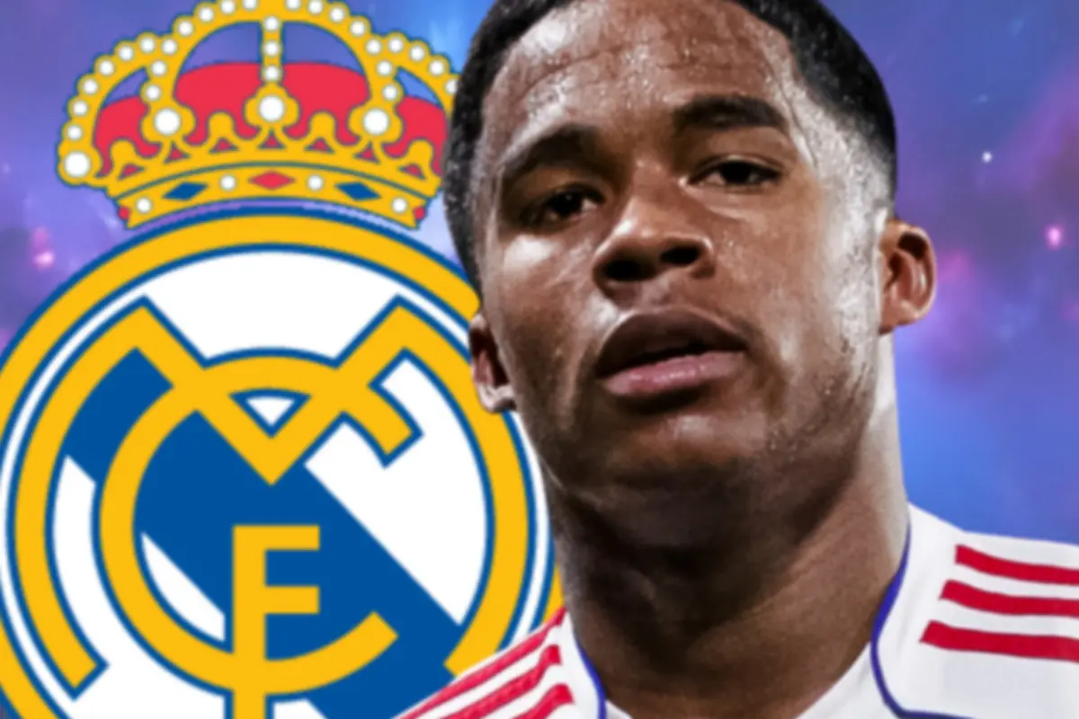 Futbolista amb samarreta blanca i vermella en primer pla davant de l’escut del Reial Madrid sobre un fons blau i morat