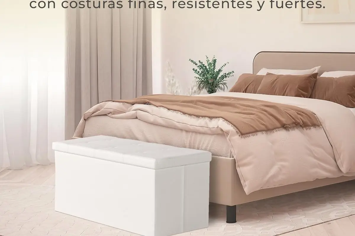 Dormitorio moderno en tonos beige con cama matrimonial y baúl blanco acolchado a los pies de la cama