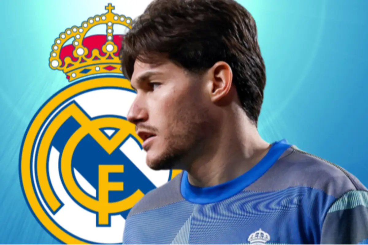 Futbolista amb samarreta del Reial Madrid posant de perfil davant de l’escut del club sobre fons blau