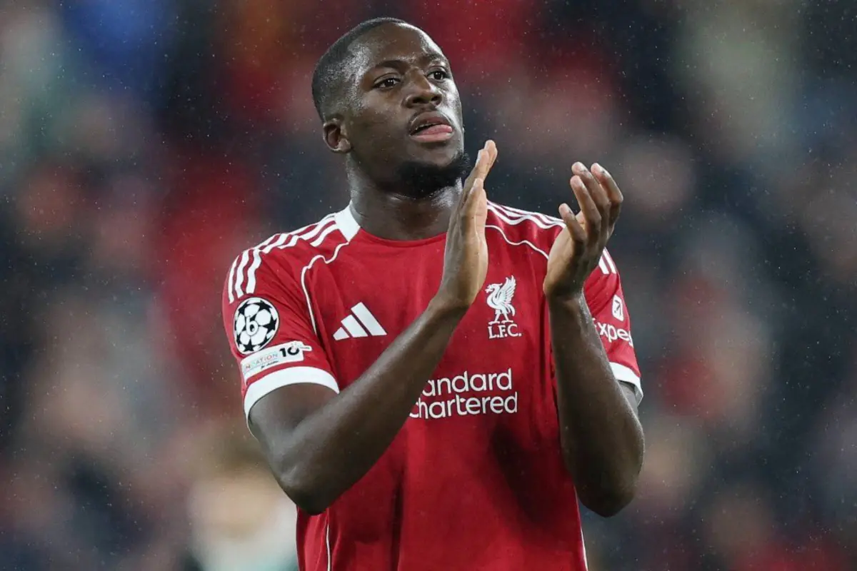 Futbolista del Liverpool amb samarreta vermella aplaudint al camp durant un partit