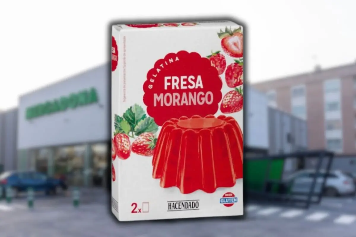 Caja de gelatina sabor fresa marca Hacendado frente a un supermercado Mercadona Caja de gelatina sabor fresa marca Hacendado frente a un supermercado Mercadona