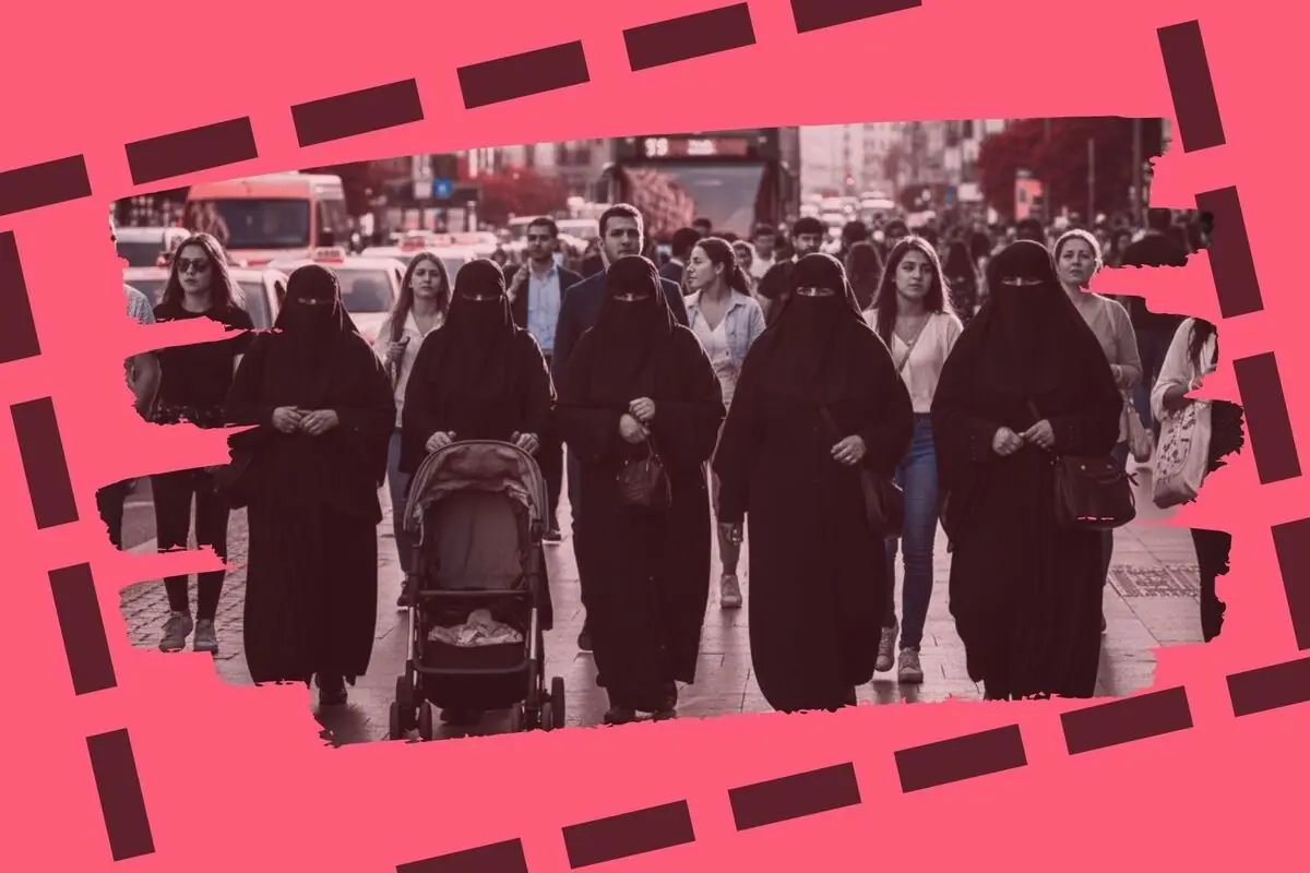 Grup de dones amb vel integral caminant per un carrer concorregut entre vianants i cotxes amb un marc gràfic rosa al voltant.