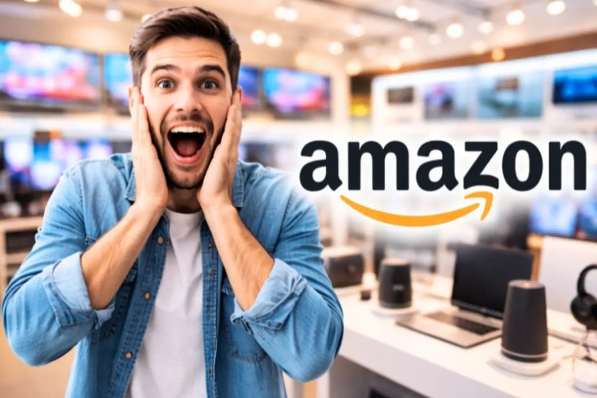 Hombre sorprendido en una tienda de tecnología junto al logotipo de Amazon