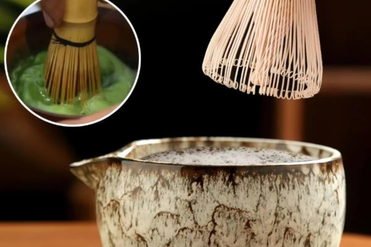 Batidor de bambú para té matcha sobre un cuenco de cerámica espumosa con un recuadro que muestra el batido del té verde