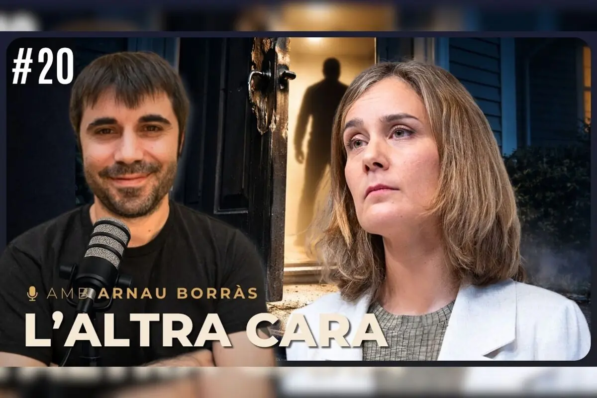 Portada de l’episodi 20 del pòdcast L’Altra Cara amb un home amb micròfon a l’esquerra, una dona seriosa a la dreta i, al fons, la silueta d’una persona a la porta d’una casa