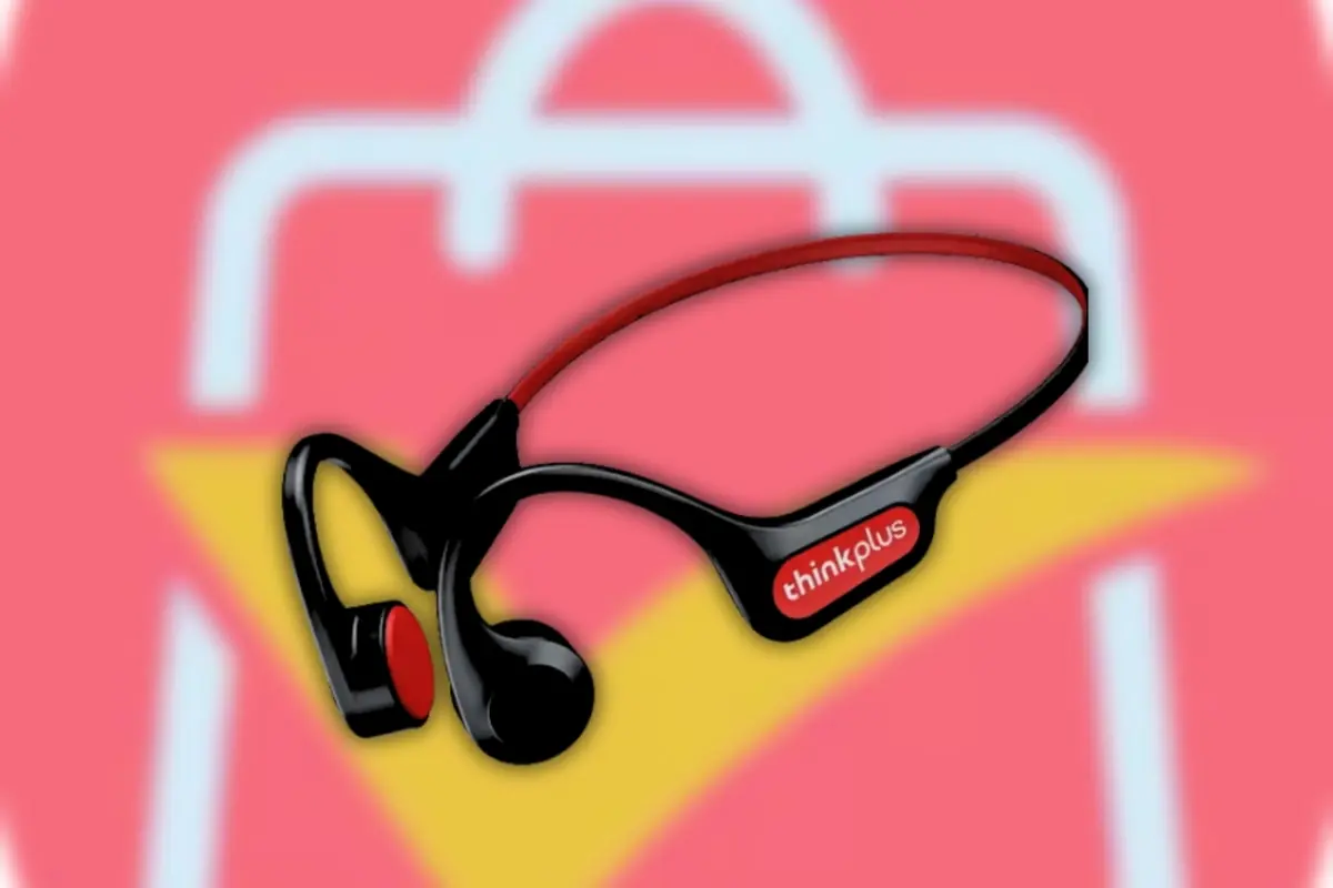 Auriculares deportivos negros y rojos modelo thinkplus sobre el logo desenfocado de AliExpress