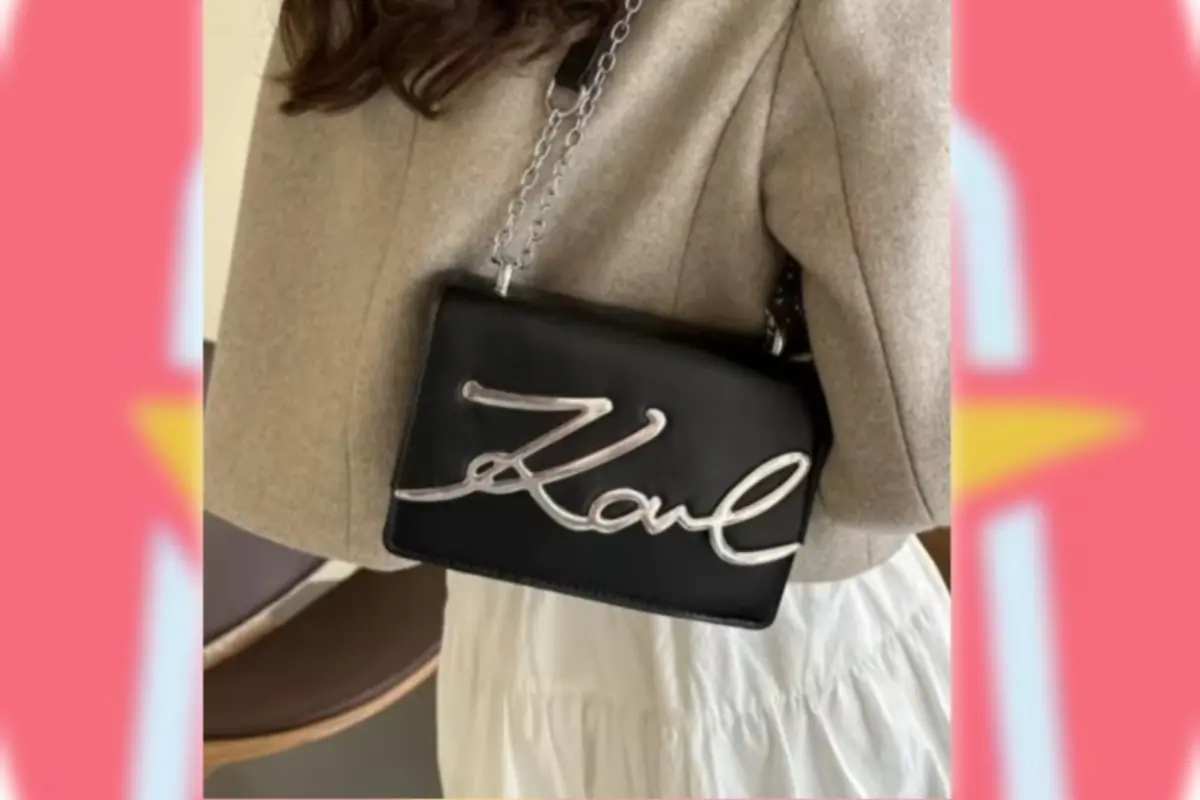 Mujer con bolso negro de cadena plateada y la palabra Karl en letras grandes plateadas sobre fondo desenfocado del logotipo de AliExpress