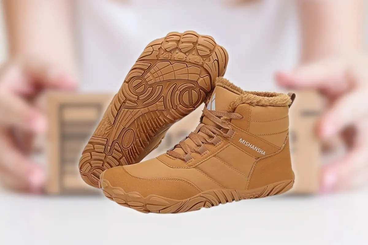 Botas deportivas color camel con forro interior cálido y suela de goma antideslizante marca Mishansha flotando sobre un fondo desenfocado
