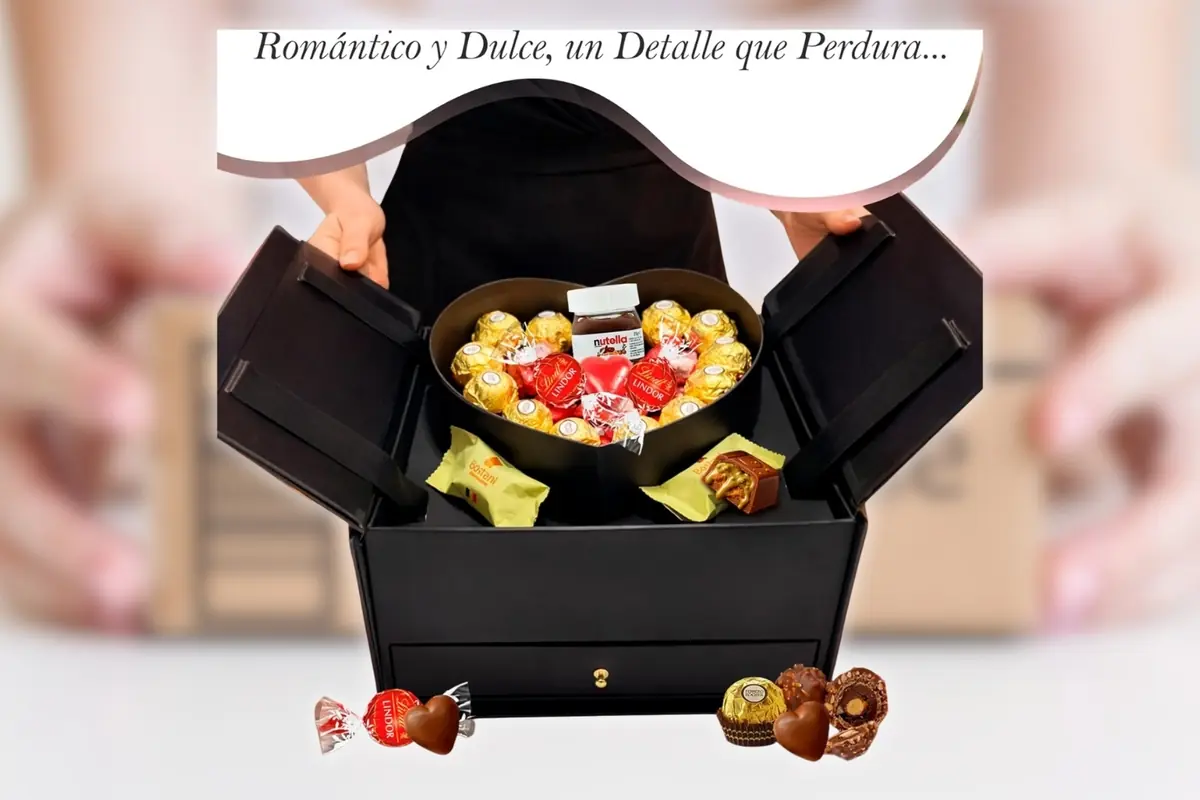 Joyero de color negro, con el interior y el entorno lleno de diferentes tipos de bombones, con un fondo desenfocado de unas manos sosteniendo una caja