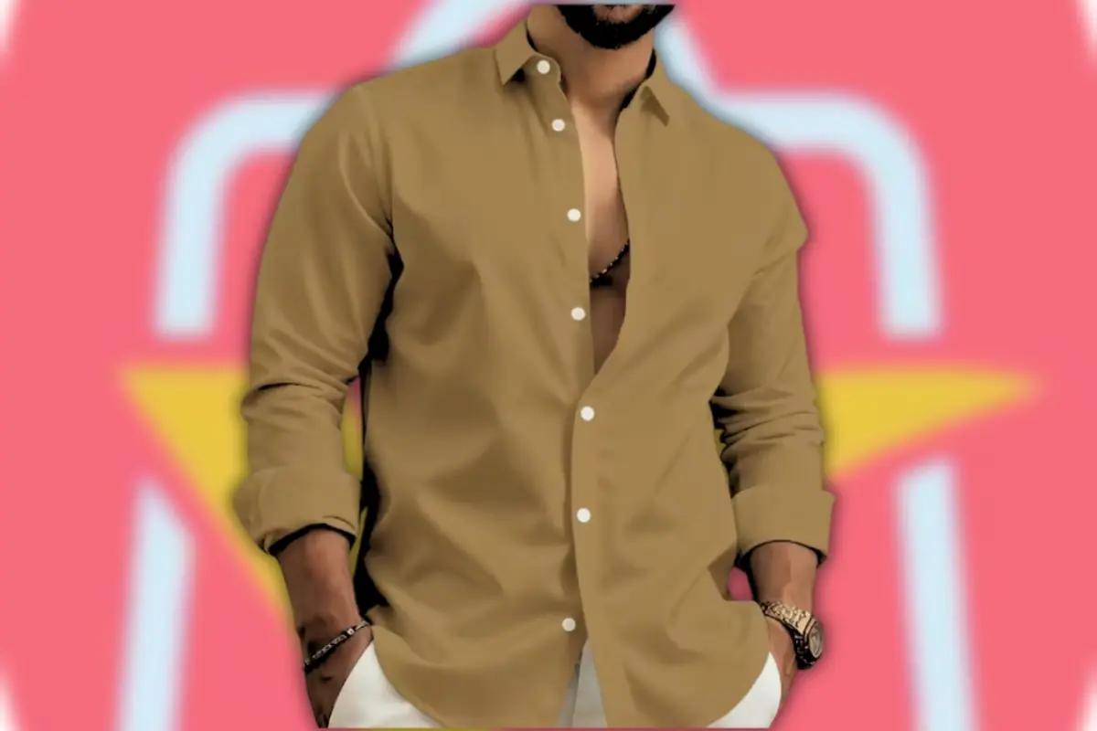 Hombre con camisa beige desabotonada y pantalón claro sobre fondo con el logo de AliExpress desenfocado