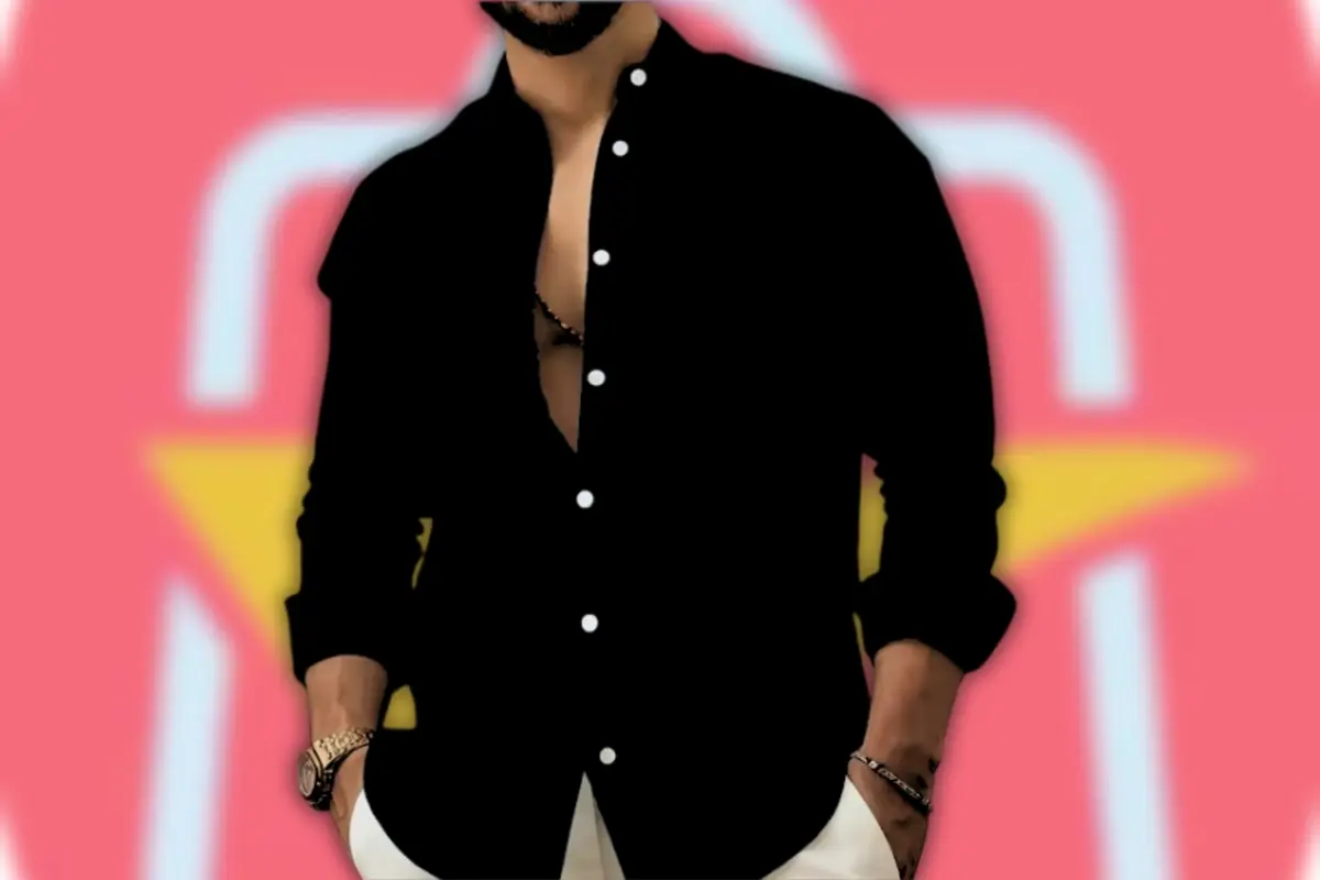 Montaje con un hombre sin rostro con camisa negra desabotonada y pantalones claros sobre un fondo con el logotipo de AliExpress desenfocado