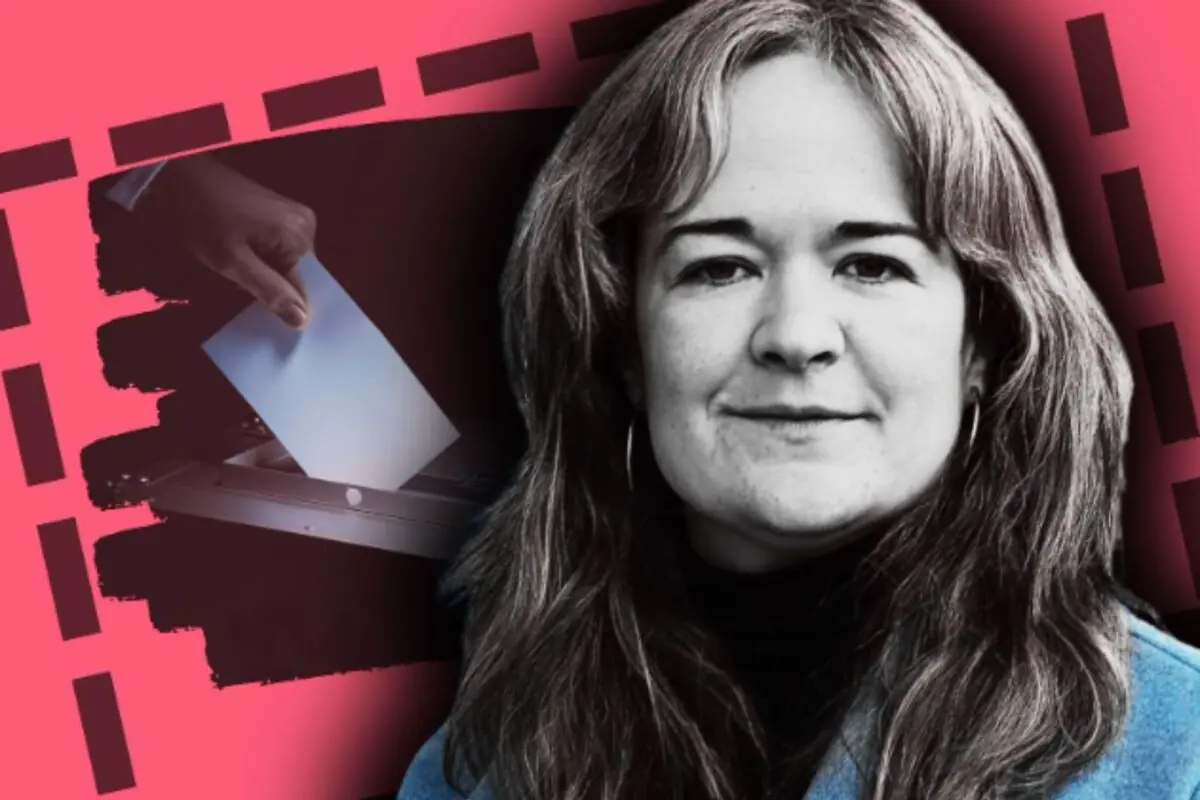 Retrat de María Goikoetxea en primer pla sobre un fons rosa amb una mà dipositant una papereta en una urna de votació.