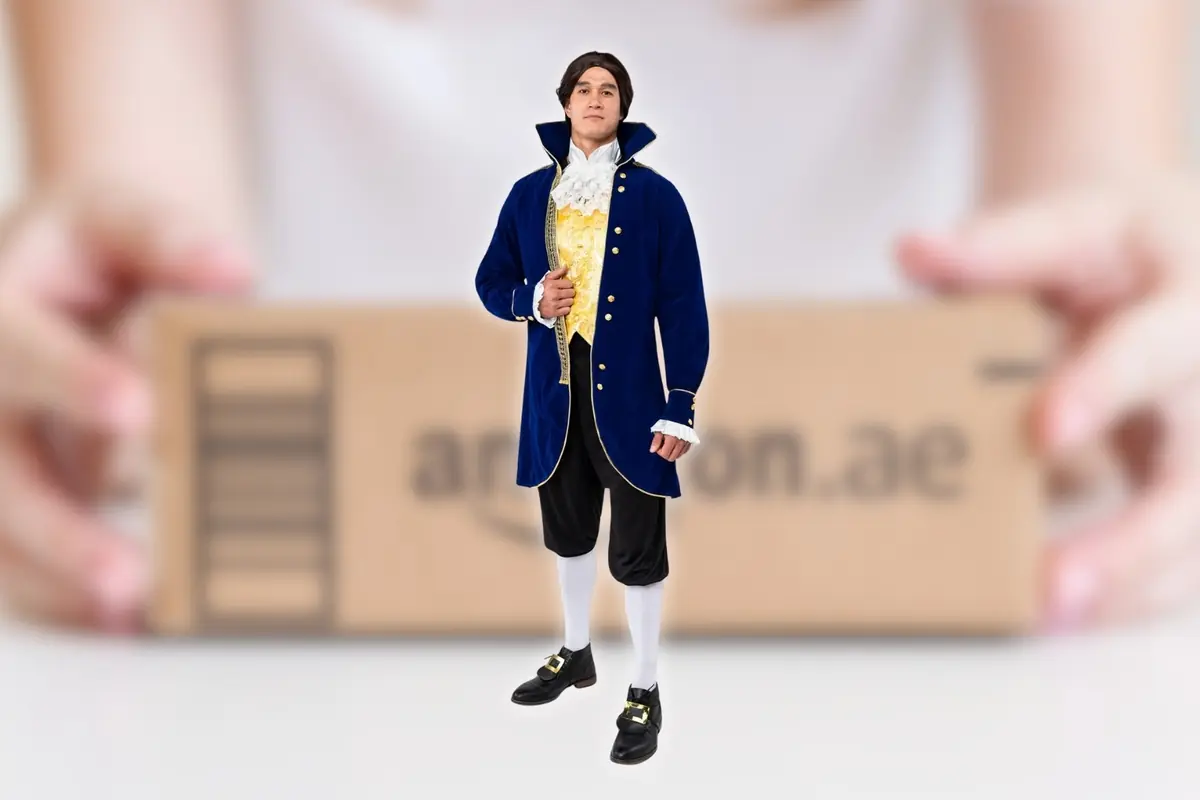 Hombre con disfraz de noble de época azul y dorado posando frente a una caja de envío de Amazon desenfocada Hombre con disfraz de noble de época azul y dorado posando frente a una caja de envío de Amazon desenfocada