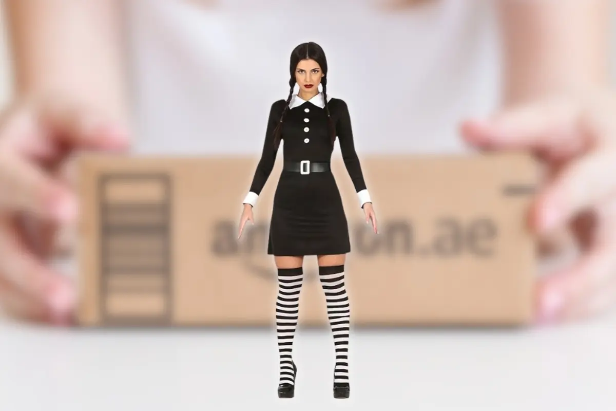 Mujer disfrazada de Miércoles, con vestido negro y medias a rayas, frente a una caja de envío de Amazon desenfocada Mujer disfrazada de Miércoles, con vestido negro y medias a rayas, frente a una caja de envío de Amazon desenfocada