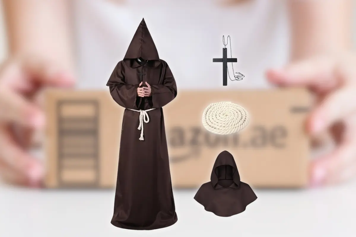 Disfraz de monje marrón con túnica capucha cruz de collar y cuerda blanca como cinturón sobre fondo de paquete de envío desenfocado Disfraz de monje marrón con túnica capucha cruz de collar y cuerda blanca como cinturón sobre fondo de paquete de envío desenfocado