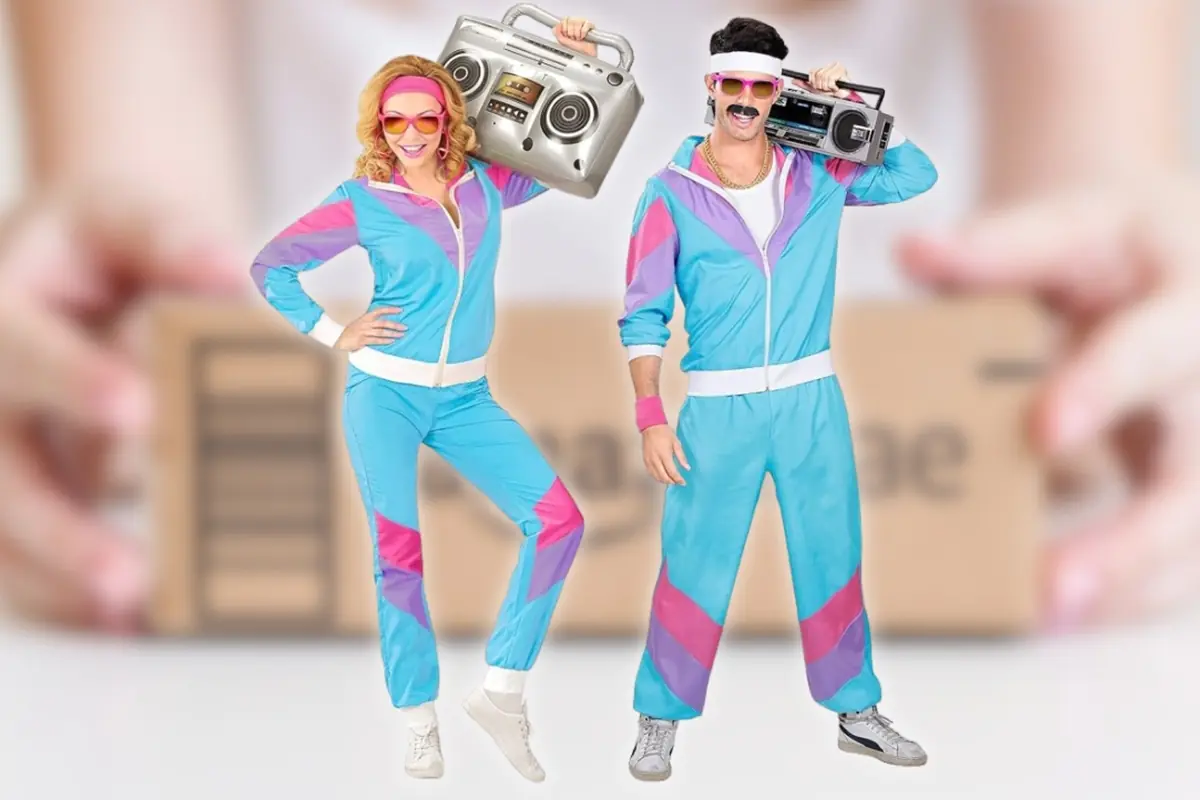 Montaje con pareja con chándales retro de los años 80 en azul rosa y morado posando con radiocasetes sobre el hombro, junto a un fondo desenfocado de una caja