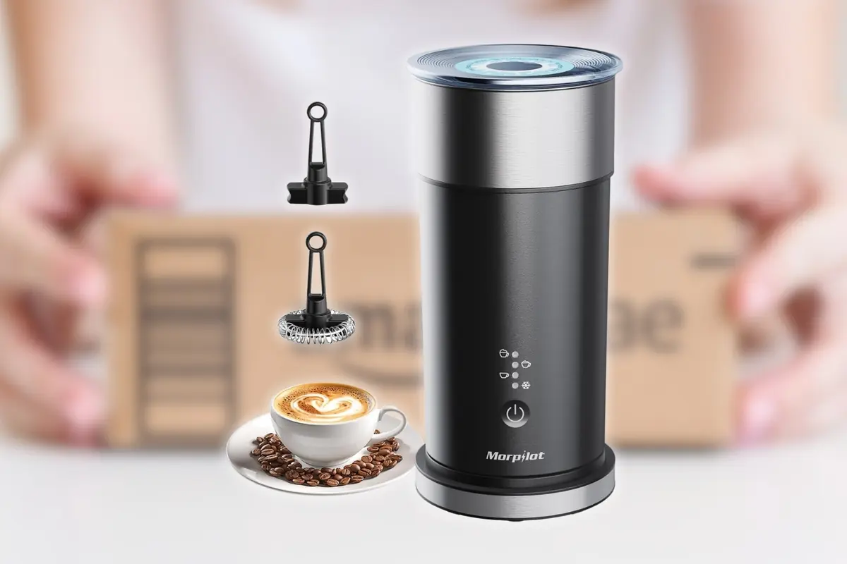 Montaje con espumador de leche eléctrico negro con base plateada accesorios intercambiables y taza de café con latte art sobre granos de café sobre fondo desenfocado