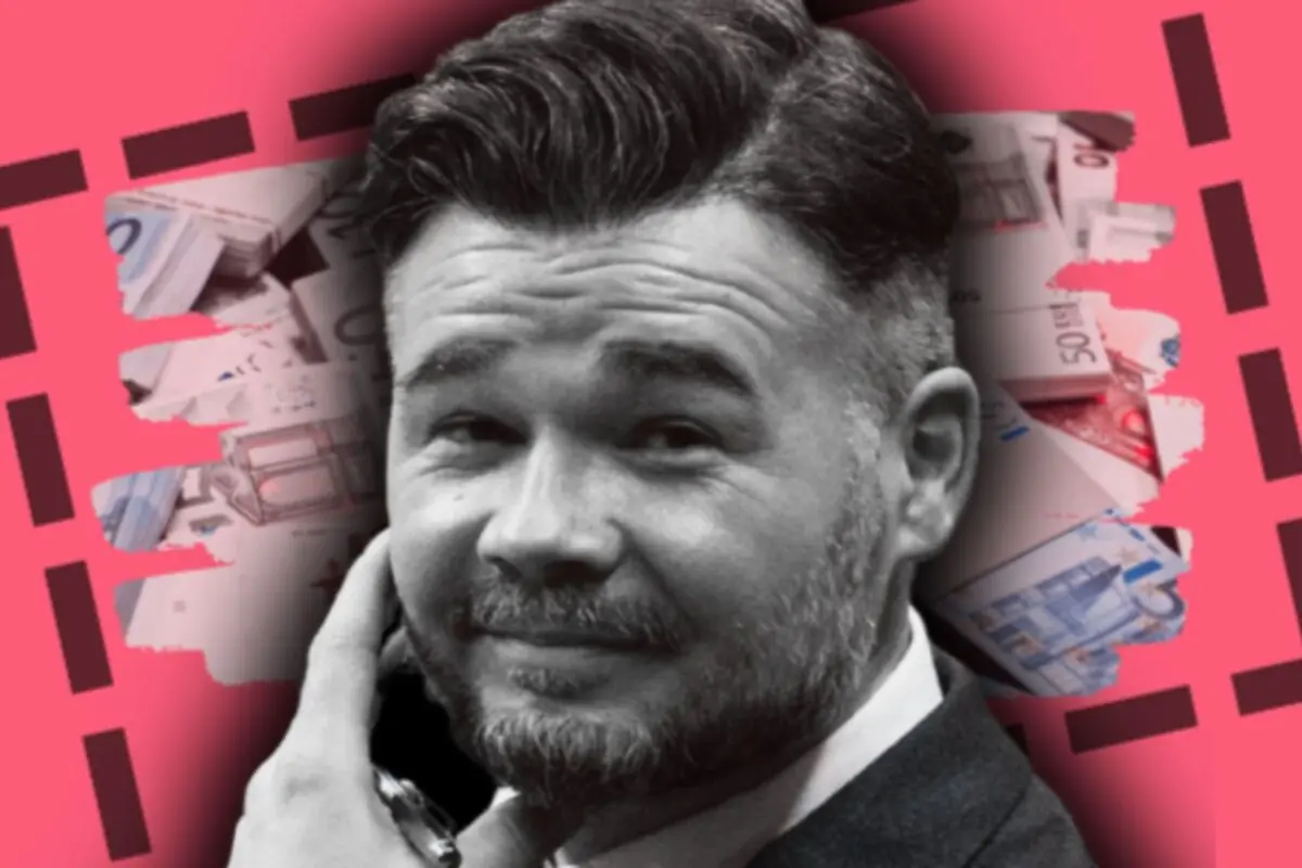 Retrat en blanc i negre de Gabriel Rufián amb barba i vestit somrient amb bitllets d’euro de fons sobre un disseny gràfic rosa.