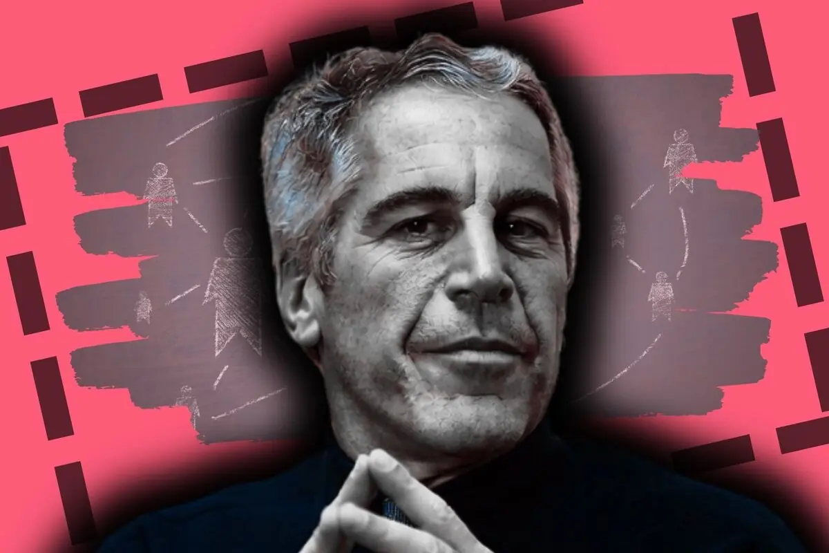 Retrat en primer pla de Jeffrey Epstein amb expressió seriosa sobre un fons rosa amb siluetes humanes dibuixades amb guix.