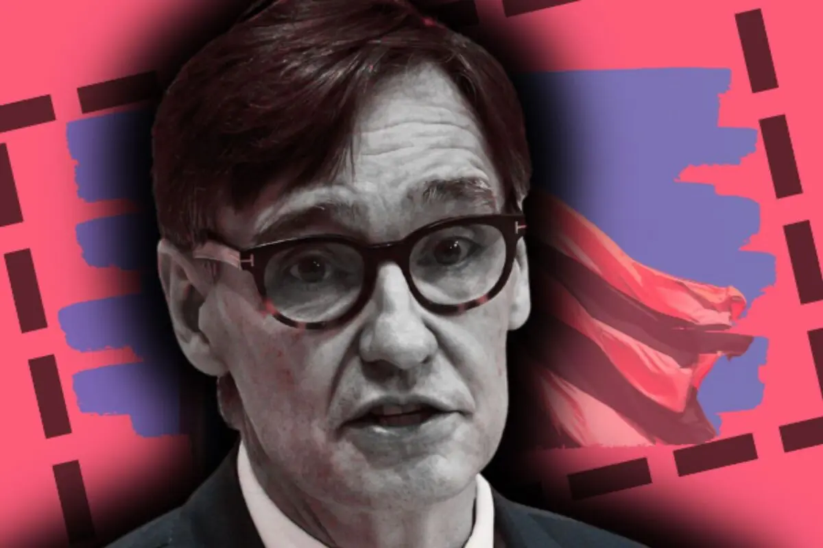 Imatge de Salvador Illa sobre un fons gràfic en tons rosa i blau amb una bandera onejant a la dreta.