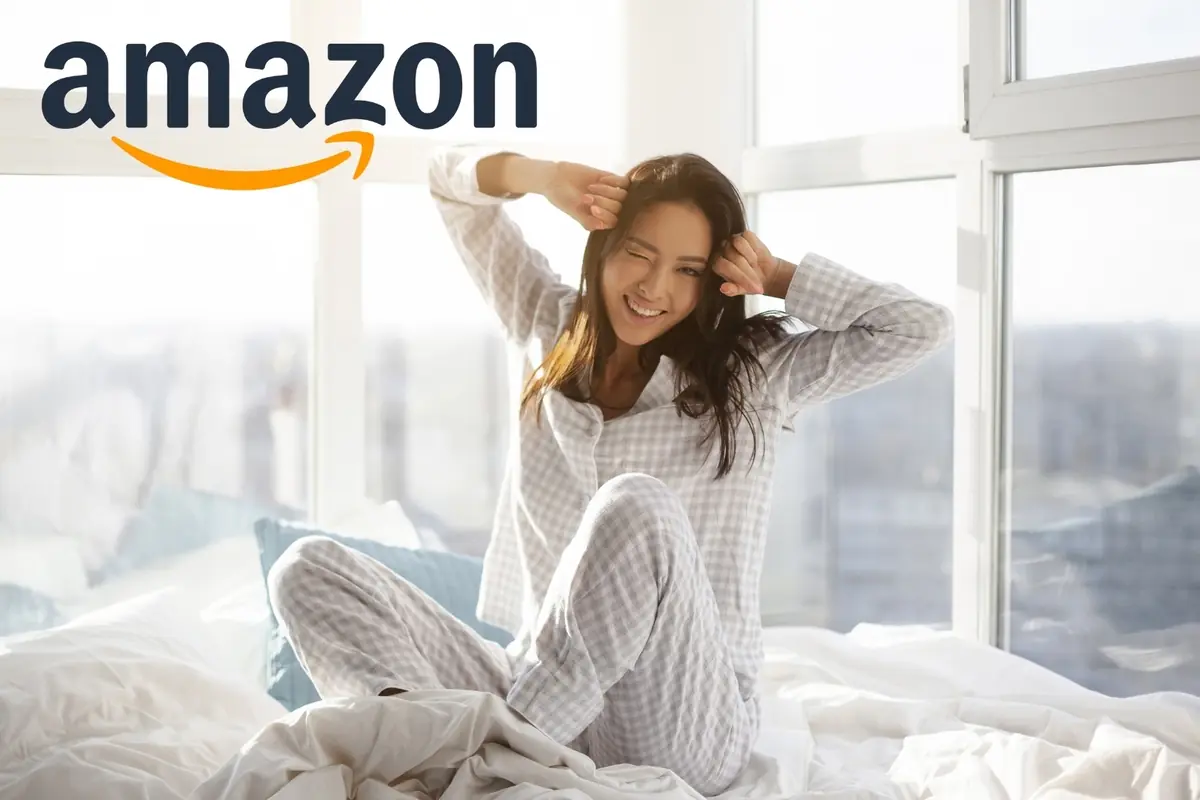 Montaje con mujer joven en pijama estirándose y sonriendo en la cama por la mañana junto al logo de Amazon en la esquina superior izquierda