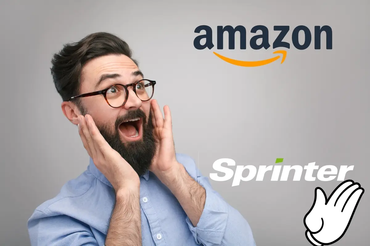 Hombre con barba y gafas sorprendido mirando los logotipos de Amazon y Sprinter sobre fondo gris