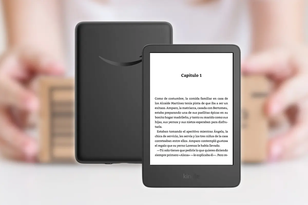 Lector de libros electrónico negro mostrando en pantalla el inicio del Capítulo 1 de una novela en español con una persona desenfocada sosteniendo cajas de cartón al fondo