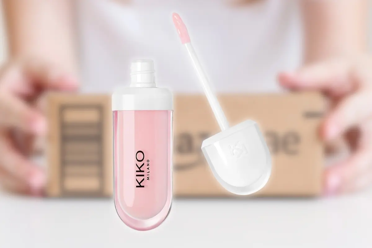 Brillo de labios rosa KIKO Milano con aplicador blanco sobre fondo desenfocado de paquete de envío