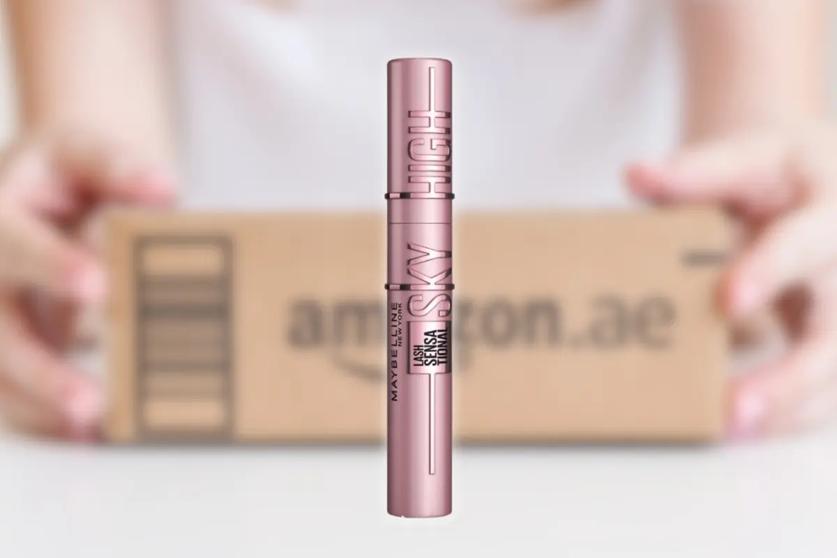 Máscara de pestañas Maybelline Sky High en primer plano con una caja de envío de Amazon desenfocada al fondo