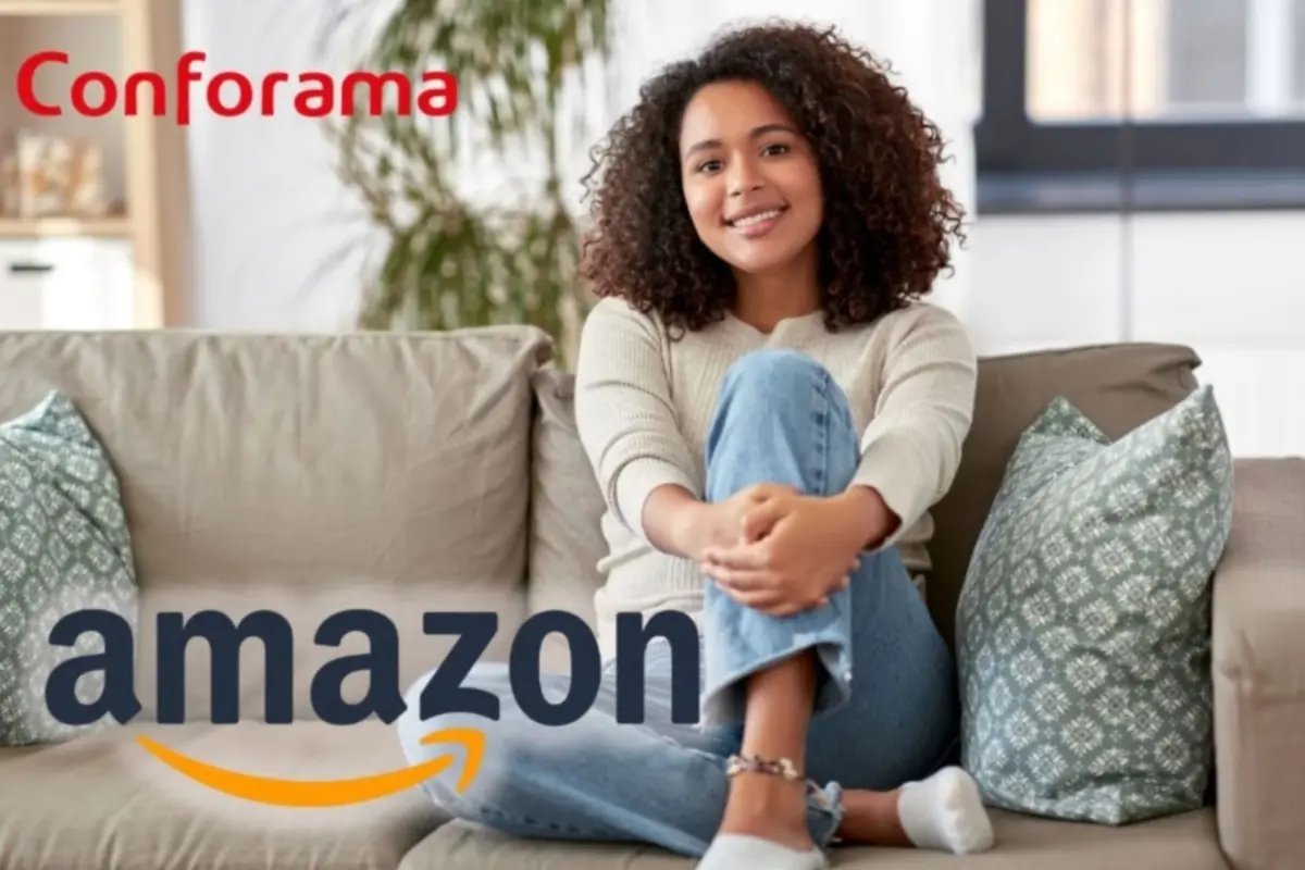 Mujer joven sentada sonriente en un sofá en un salón moderno con logotipos de Conforama y Amazon superpuestos