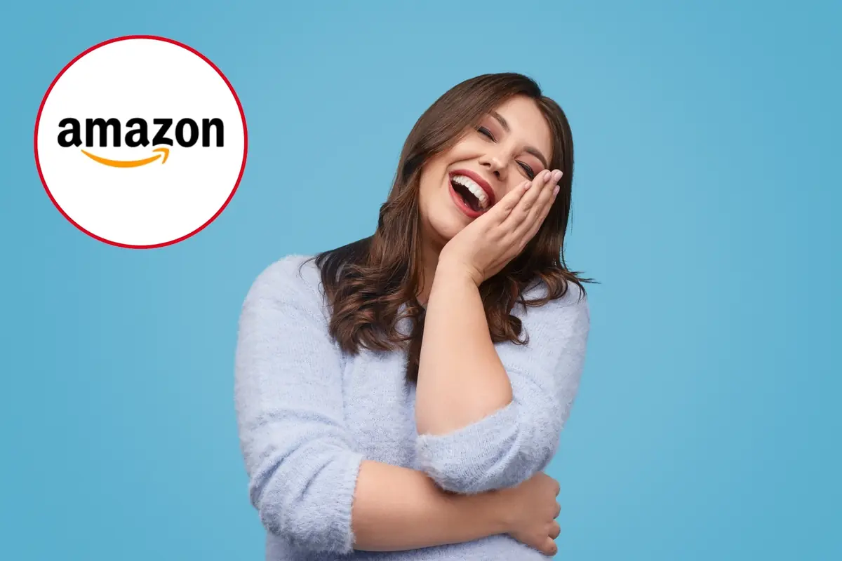 Montaje con mujer joven riendo, con expresión de alegría y llevándose una mano a la cara, junto al logotipo de Amazon sobre fondo azul