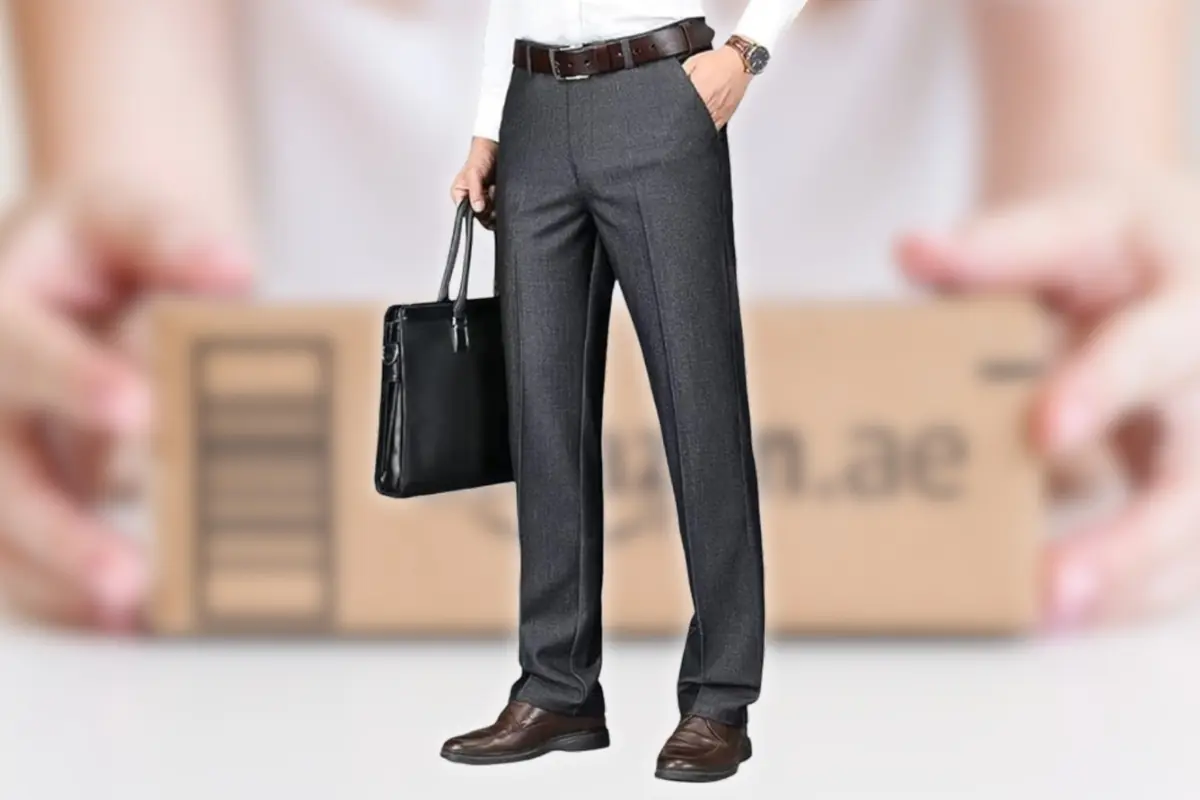 Hombre de pie con pantalón de vestir gris oscuro, camisa blanca, zapatos marrones y maletín negro sobre fondo desenfocado de un paquete de envío Hombre de pie con pantalón de vestir gris oscuro, camisa blanca, zapatos marrones y maletín negro sobre fondo desenfocado de un paquete de envío