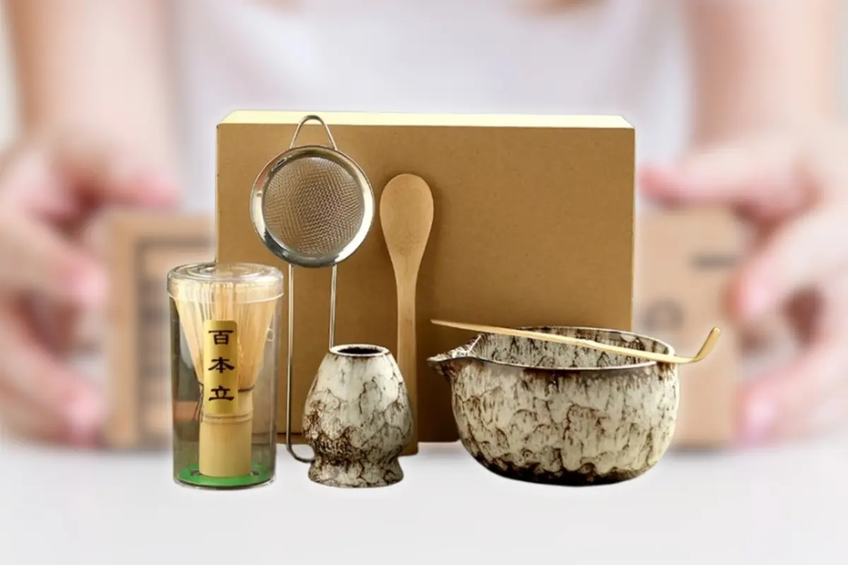 Set de de té matcha con tazón de cerámica, batidor de bambú en estuche, colador metálico, cuchara de madera, soporte para batidor y caja de cartón de fondo