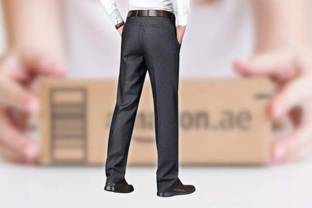 Hombre de espaldas con pantalón de vestir gris y camisa blanca frente a una caja desenfocada de envío de Amazon Hombre de espaldas con pantalón de vestir gris y camisa blanca frente a una caja desenfocada de envío de Amazon