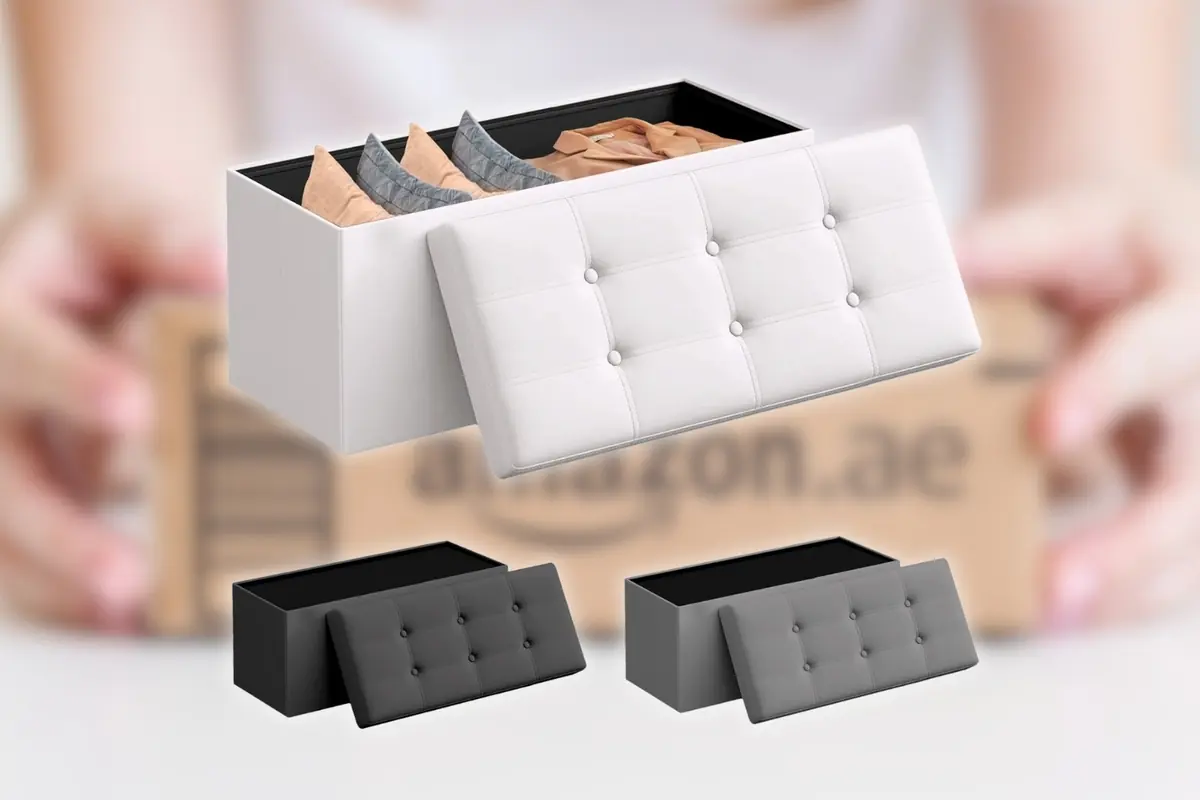 Bancos plegables con tapa acolchada y espacio de almacenamiento interior en varios colores sobre fondo desenfocado de paquete