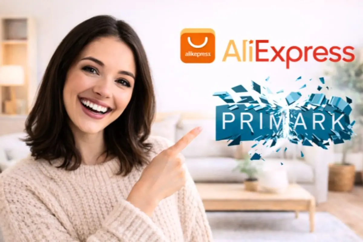 Mujer joven sonriente en un salón señalando los logotipos de AliExpress y Primark que aparecen sobreimpresos en la imagen