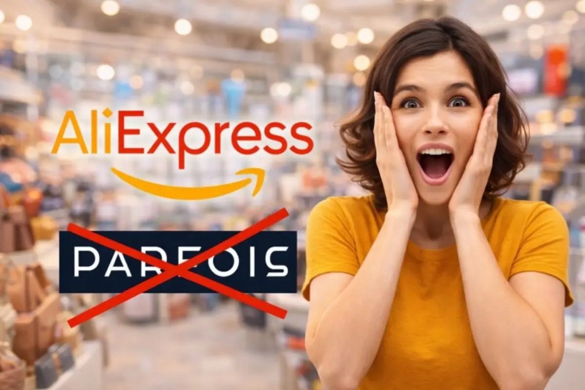 Mujer sorprendida en una tienda junto a los logotipos de AliExpress y Parfois con este último tachado en rojo